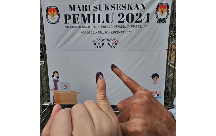 Jari Monika Sri Yuliarti bersama sang suami setelah melakukan pemilu 2024 di KBRI di Korea Selatan, 10 Februari lalu.