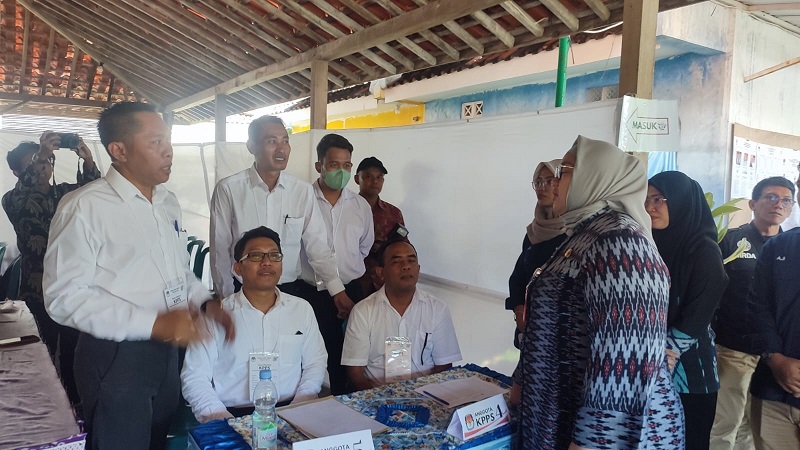 Bupati Sragen Kusdinar Untung Yuni Sukowati berdialog dengan anggota KPPS di TPS 22 Taman Asri, Kelurahan Kroyo, Kecamatan Karangmalang, Selasa (13/2/2024).