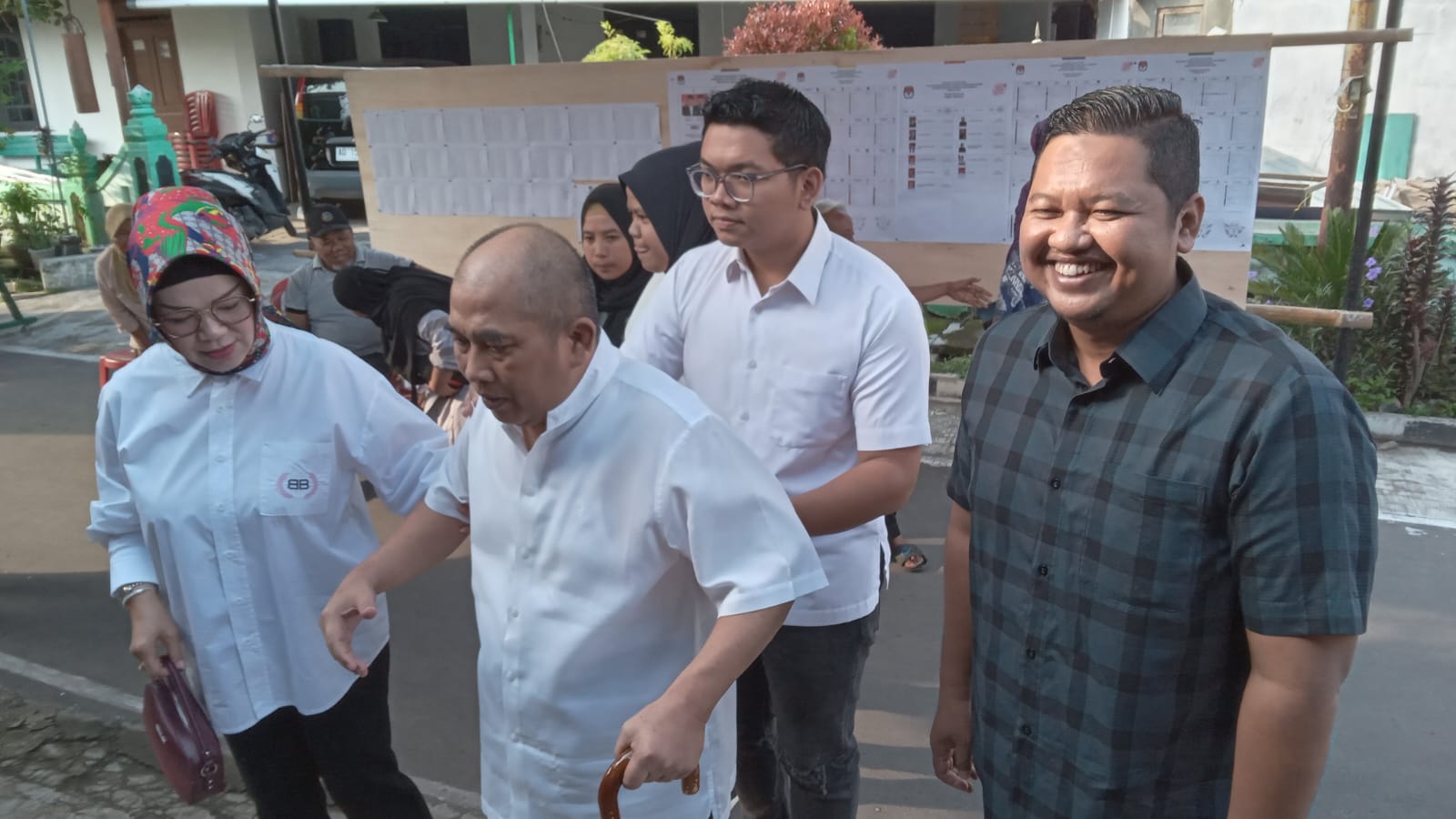 Dari kiri, Bupati Sukoharjo Etik Suryani, mantan Bupati Sukoharjo Wardoyo Wijaya, dan Camat Sukoharjo Havid Danang saat hendak mencoblos di TPS Kelurahan Gayam, Sukoharjo, Rabu (14/2/2024).