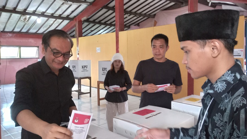 Komisioner KPU RI Yulianto Sudrajat gunakan hak suaranya di TPS 24 Kelurahan Jombor, Kecamatan Bendosari, Kabupaten Sukoharjo, Rabu (14/2/2024).