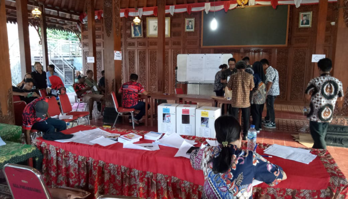 Suasana usai penghitungan suara di TPS 24 Pucangsawit, Jebres, Rabu (14/2).