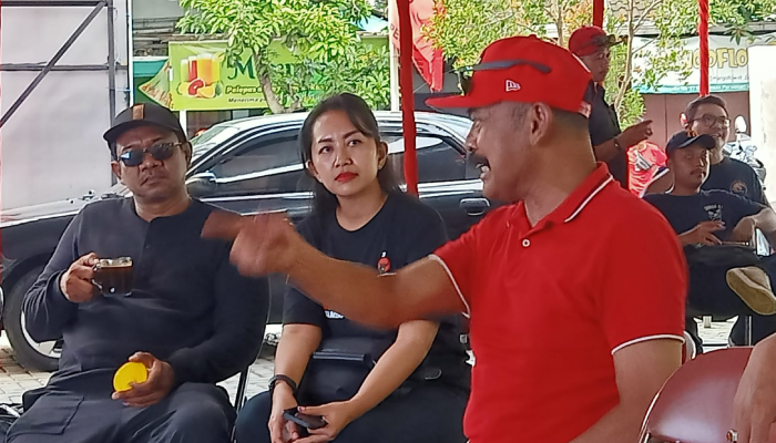 Ketua DPC PDIP Solo FX Hadi Rudyatmo saat menyaksikan quick count Pemilu 2024 di kantor DPC PDIP Solo, Brengosan, Rabu (14/2).
