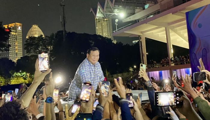 Capres Prabowo Subianto menyalami pendukung usai berpidato di Istora Senayan, Jakarta, Rabu (14/2/2024).