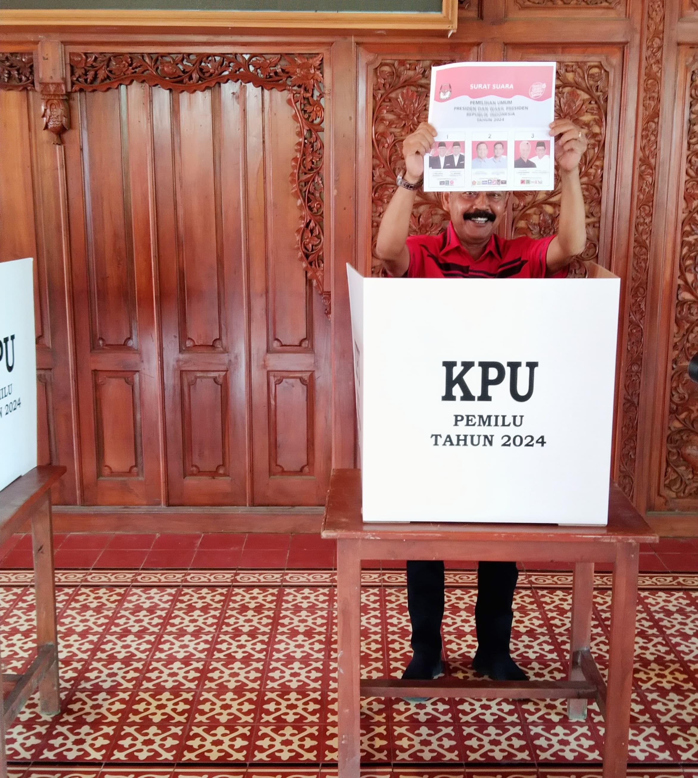 Mantan Wali Kota Solo F.X Hadi Rudyatmo mencoblos di TPS 24 Pucangsawit, Jebres, Kota Solo, Rabu (14/2/2024)