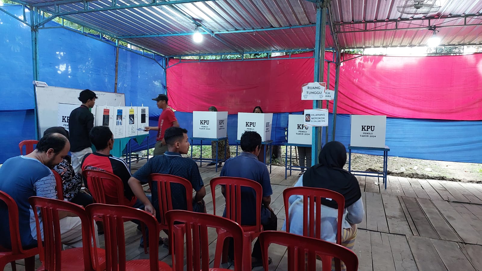 Proses Pemungutan suara di TPS 12 Desa Salakan, Kecamatan Teras, Kabupaten Boyolali molor hingga sore, Rabu (14/2/2024).