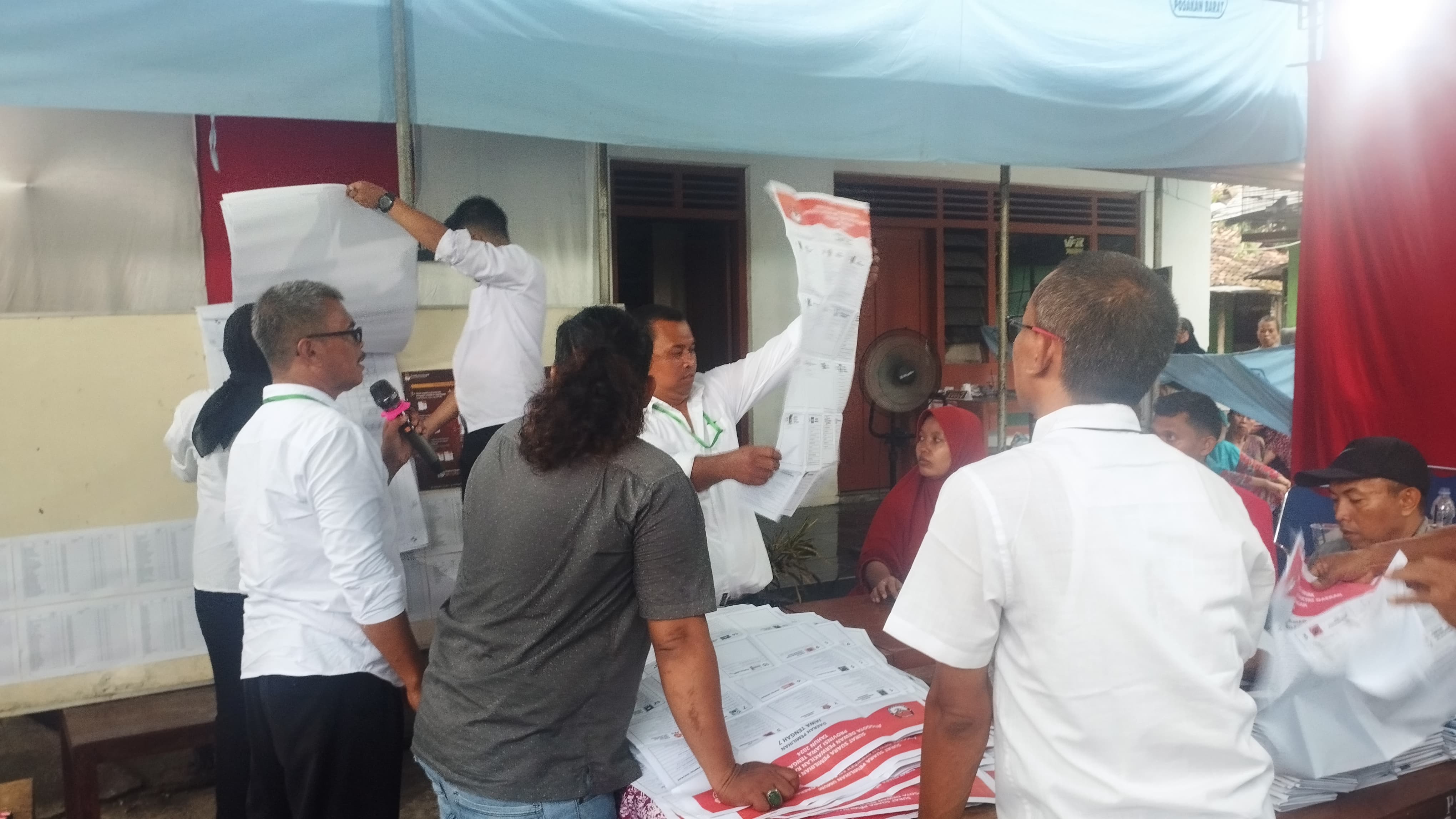 Proses penghitungan suara pilpres di TPS 11 Dusun Posakan Barat, Desa Cawas, Kecamatan Cawas, Klaten, Rabu (14/2).