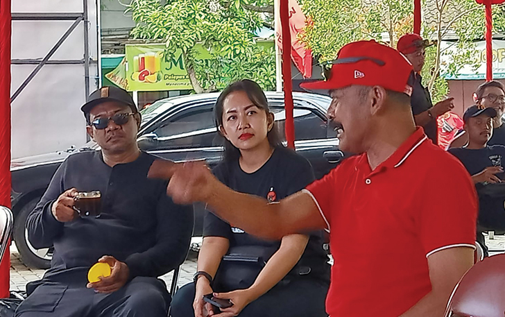 Ketua DPC PDIP Kota Surakata FX Hadi Rudyatmo saat menyaksikan hasil quick count di DPC PDIP Bresngosan, Rabu (14/2/2024) sore.