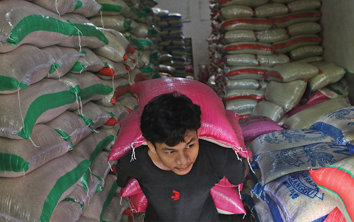 KIAN MENJERIT: Distribusi beras di Pasar Legi Solo masih lancer, namun harga ke konsumen masih melambung tinggi, Kamis (15/2/2024).