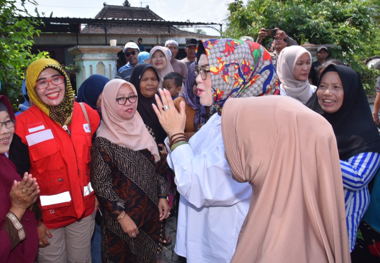 Bupati Sukoharjo Etik Suryani di sela nyoblos di TPS 9 Kelurahan Gayam, Kecamatan Sukoharjo Kota, Rabu (14/2/2024).