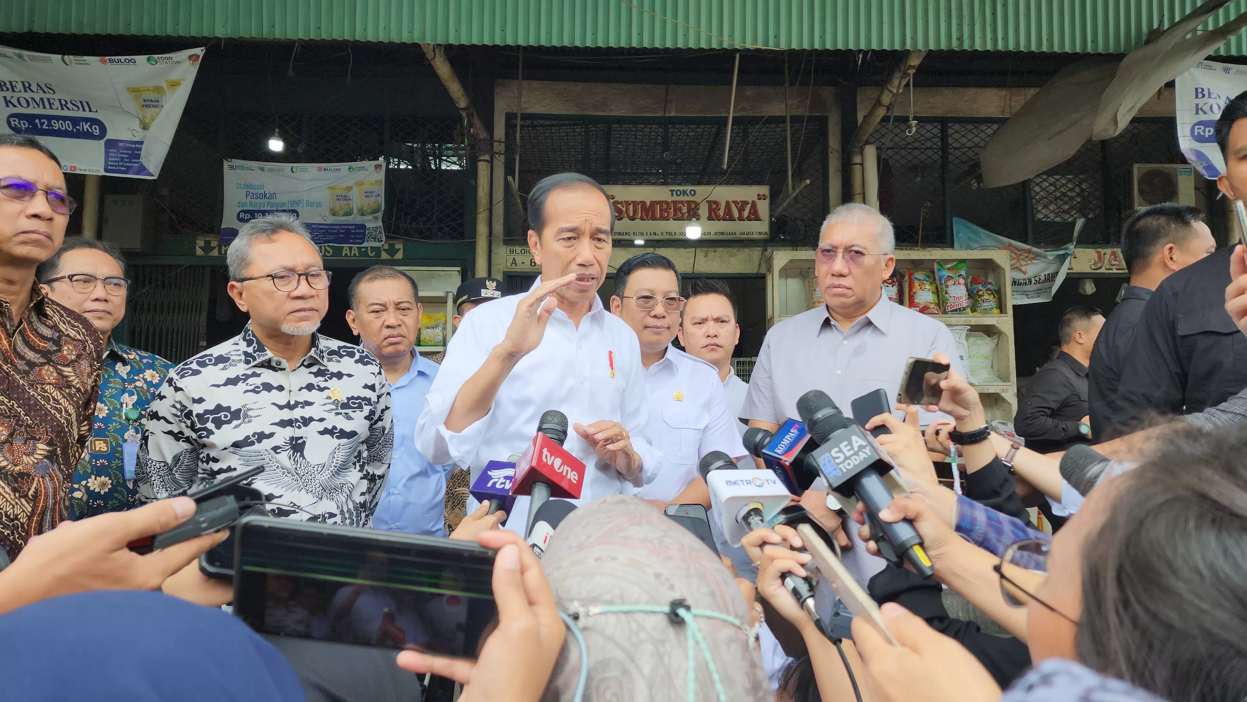 Presiden Joko Widodo (Jokowi) menjanjikan harga beras akan turun dalam dua minggu ke depan.