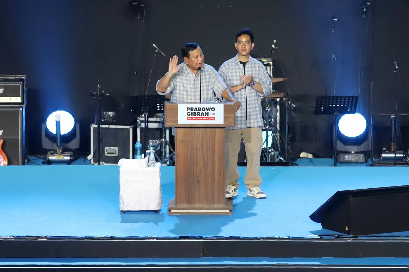 Capres dan cawapres nomor urut 2 Prabowo Subianto dan Gibran Rakabuming Raka menyampaikan pidato pada acara pemantauan hasil quick count di Istora Senayan, Jakarta, Rabu (14/2/2024)