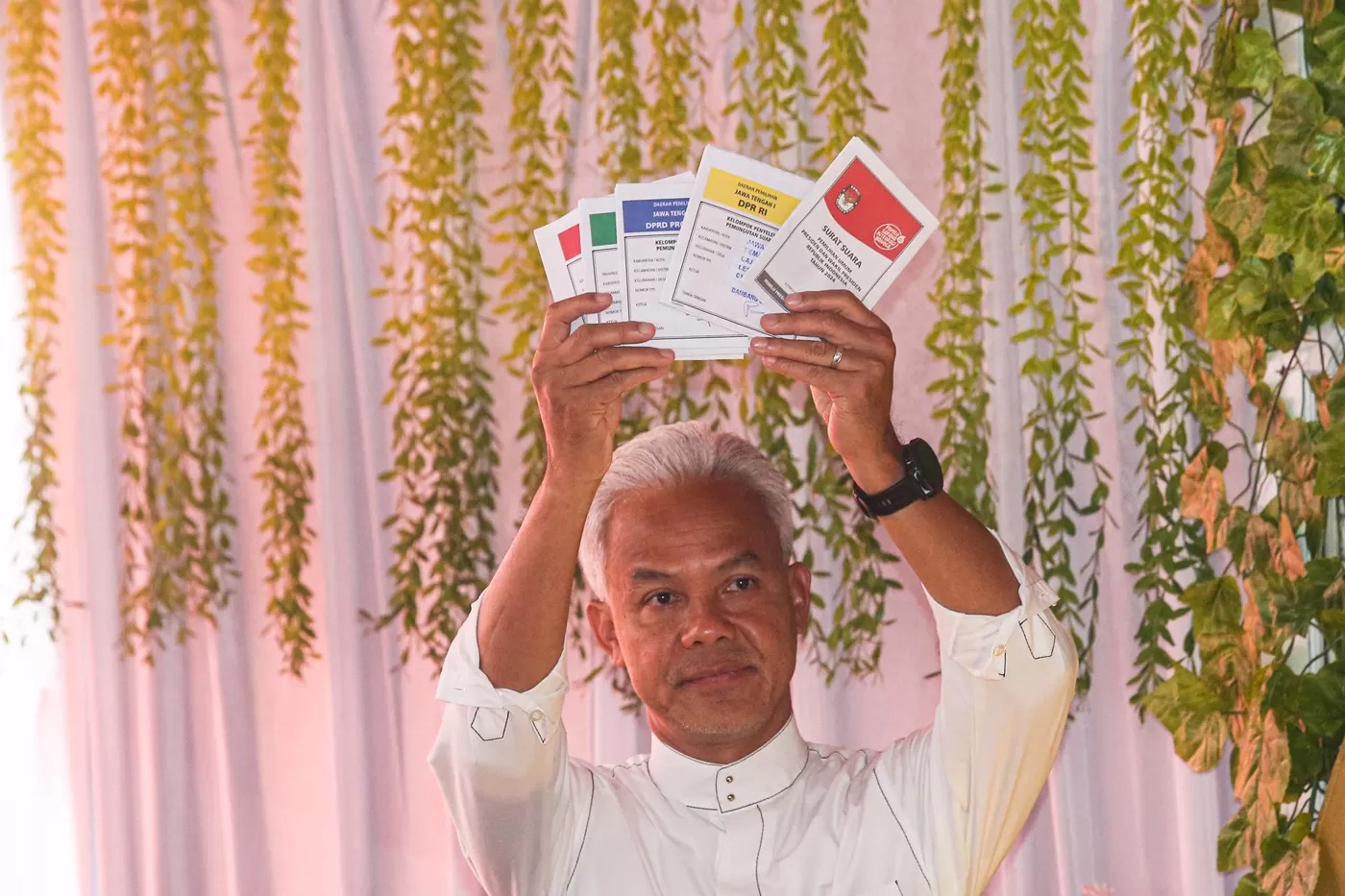 Calon Presiden nomor urut 03 Ganjar Pranowo bersama keluarganya menggunakan hak pilihnya pada Pemilu serentak 2024 di TPS 11, Lempongsari, Gajahmungkur, Semarang, Jawa Tengah, Rabu (14/2/2024).