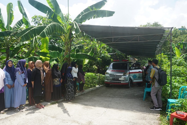 Jenazah almarhumah dibawa menggunakan ambulans menuju tempat pemakaman umum (TPU) Desa Karangturi, Kecamatan Gantiwarno, Kabupaten Klaten, Kamis (15/2)