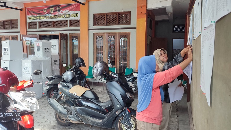 Petugas PPS memasang salinan hasil penghitungan suara di kantor Kelurahan Sragen Tengah, Kamis (15/2/2024).
