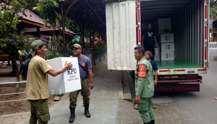 PPK Jebres, Solo terima kiriman kotak suara dari PPS, Kamis (15/2) sore.