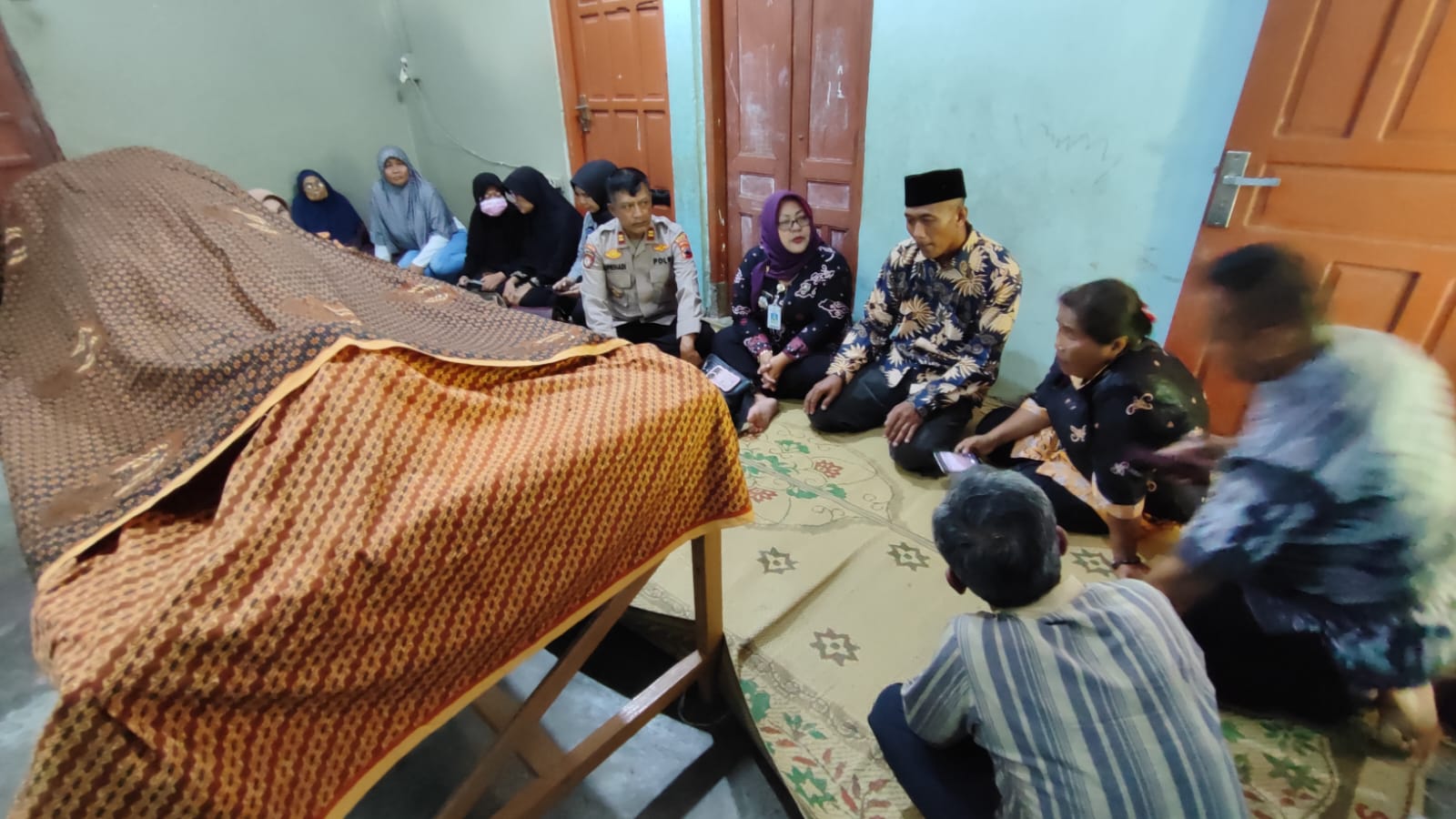 Pelayat di rumah duka Dewi Indrayani Koesnadi, anggota KPPS TPS 04 Desa Karangturi, Kecamatan Gantiwarno, Kabupaten Klaten.