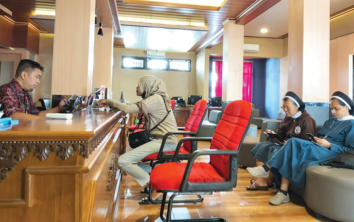 Suasanan pelayanan pecatatan dan perekaman KTP di Kantor Disdukcapil Kota Solo, Rabu (14/2/2024)