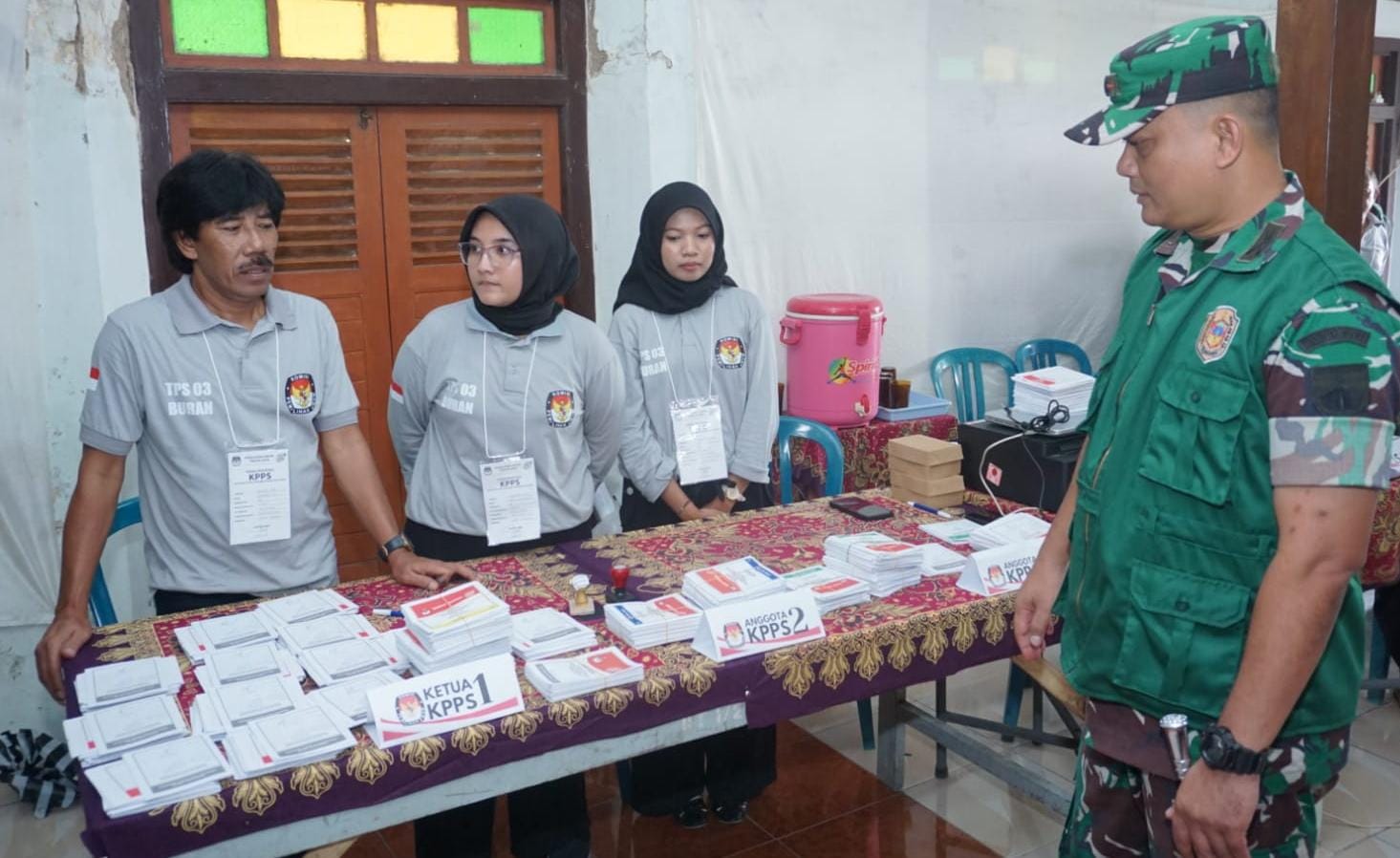 KPPS saat bertugas di salah satu TPS di Kabupaten Karanganyar, Rabu (14/2/2024).