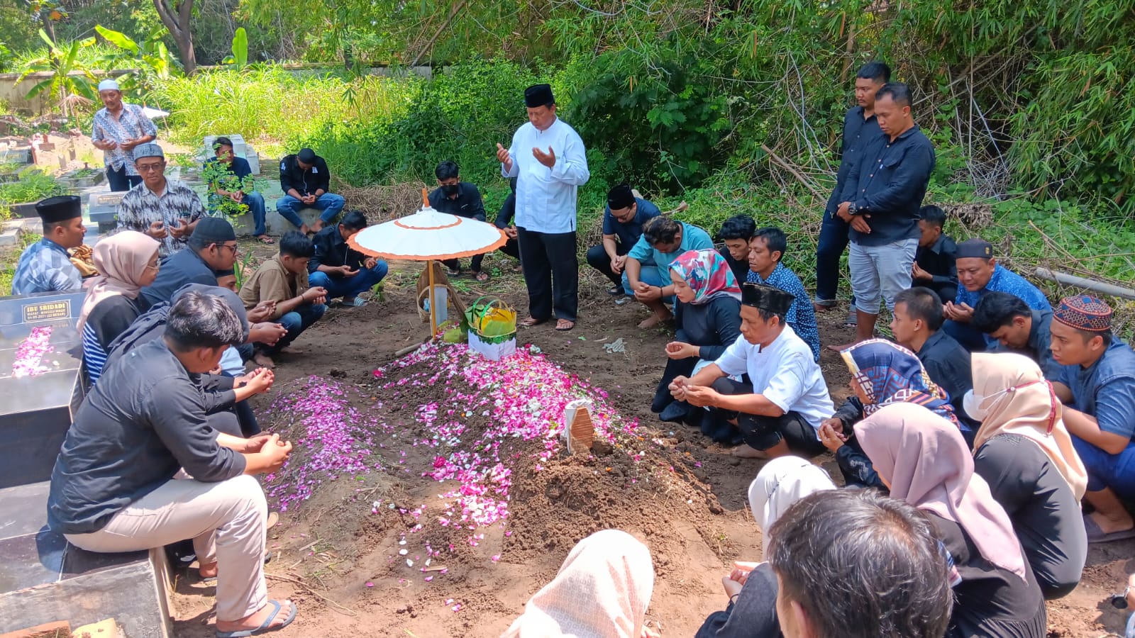 Para pelayat berdoa di pemakaman Joko Basuki yang dimakamkan di Dusun Batur, Desa Tegalrejo, Kecamatan Ceper, Jumat (16/2/2024)