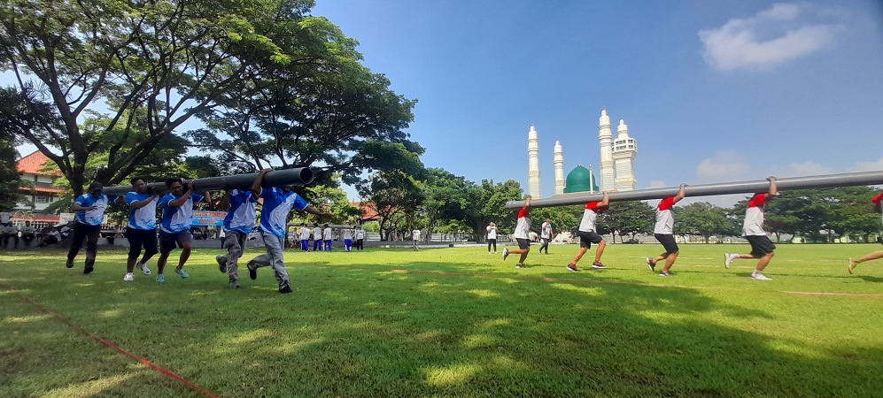 Pegawai PUDAM Tirta Lawu ikut lomba adu cepat gotong pipa air meriahkan HUT ke-41 PUDAM Tirta Lawu belum lama ini.