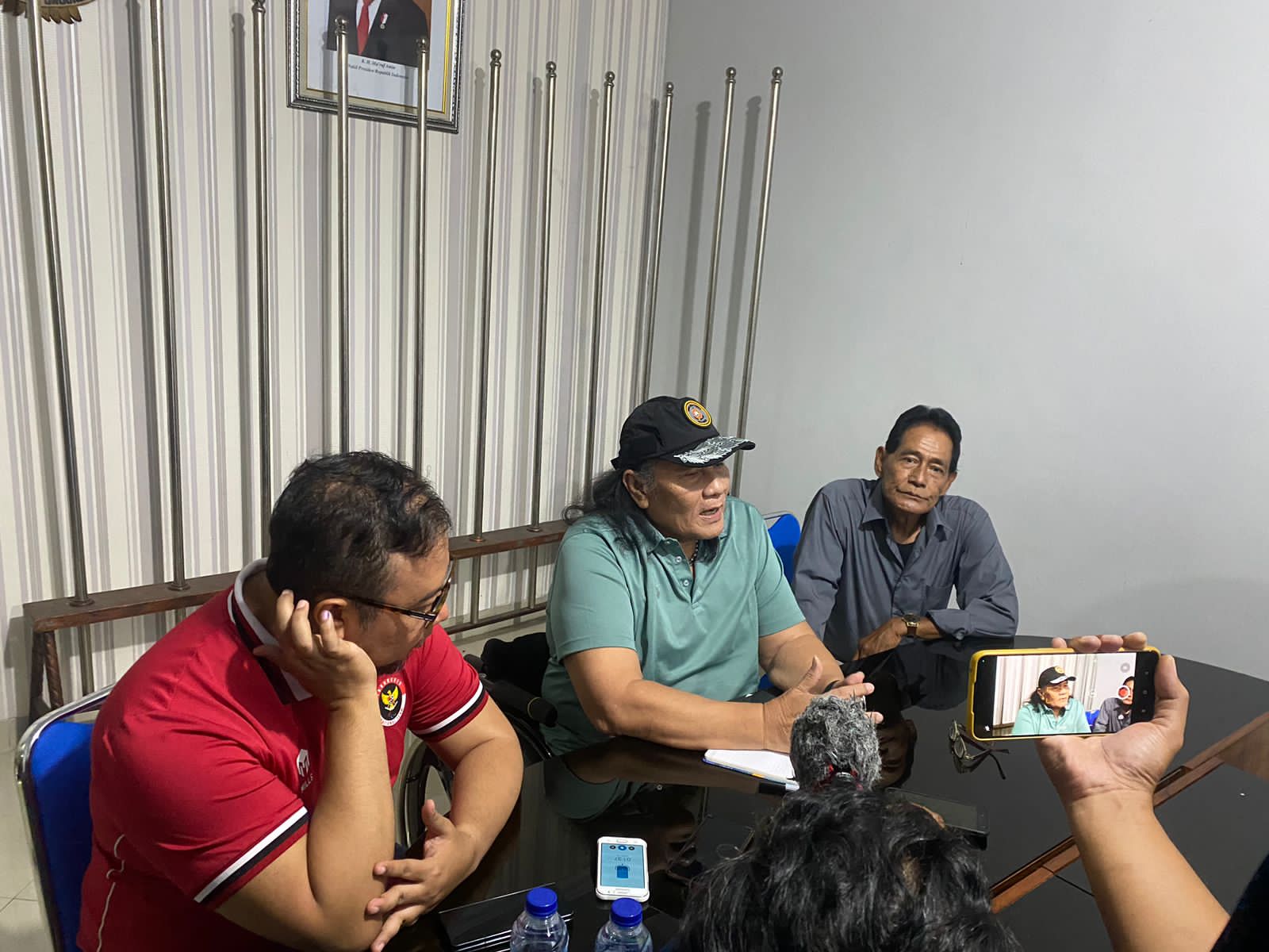 Ketua Umum (Ketum) NPC Indonesia Senny Marbun (tengah) saat ditemui awak media di kantor setempat, Kamis (15/2/2024).