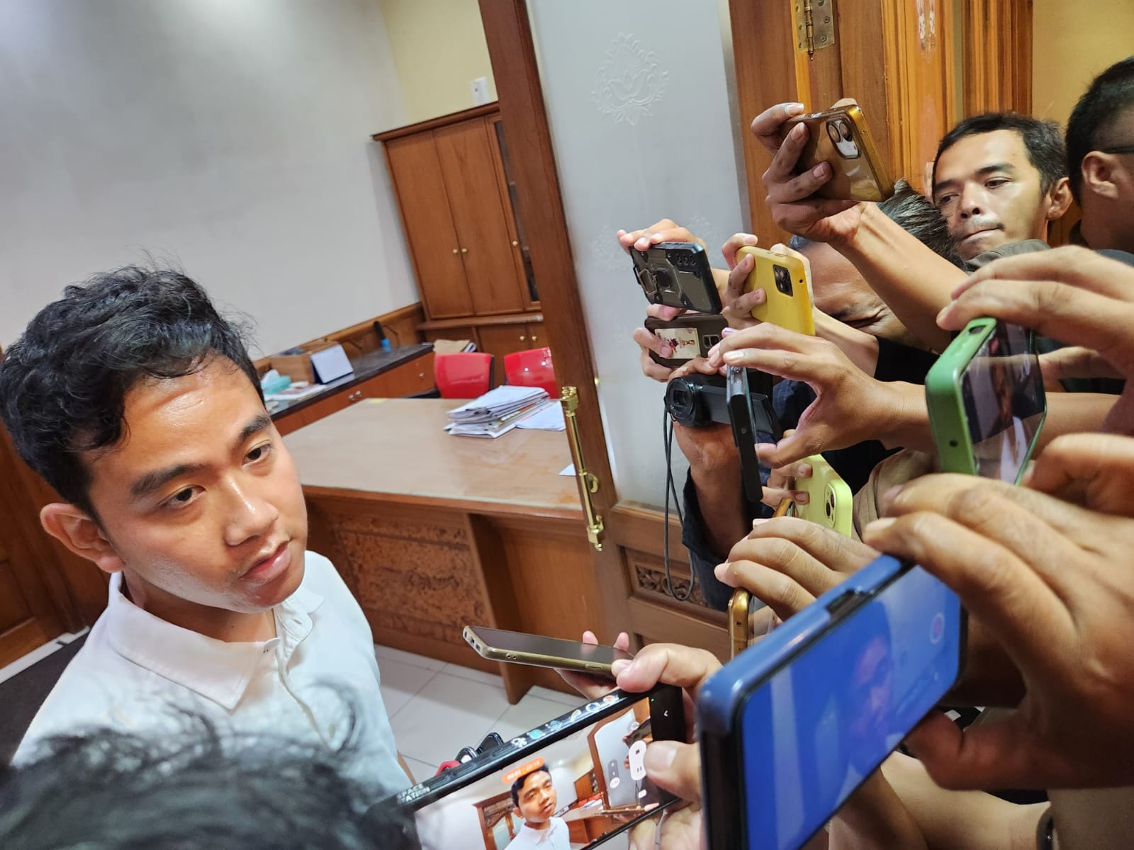 Gibran Rakabuming Raka saat menjawab pertanyaan dari awak media di Balai Kota, Jumat (16/2/2024).