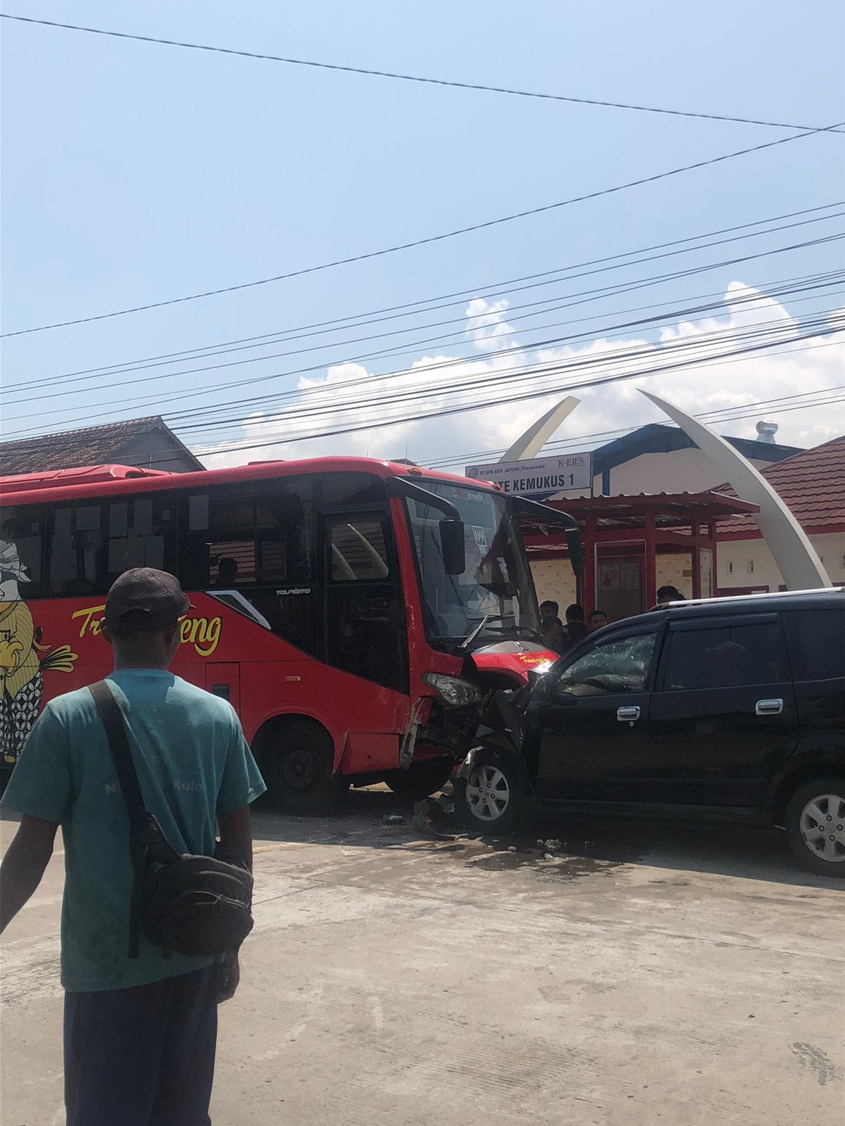 Bus Trans Jateng ditabrak mobil Toyota Avanza saat berhenti untuk turunkan penumpang di halte Pasar Barong arah wisata Gunung Kemukus, Jumat (16/2/2024)