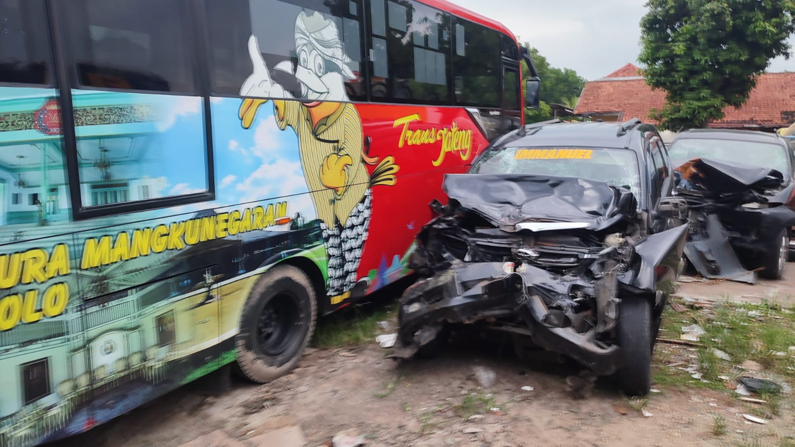 Kondisi mobil Toyota Avanza setelah tabrak Bus Trans Jateng.