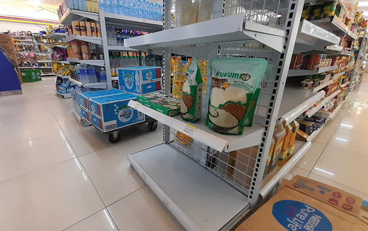 Stok beras premium nampak kosong di salah satu retail modern di kota Solo, Jumat (16/2/2024)
