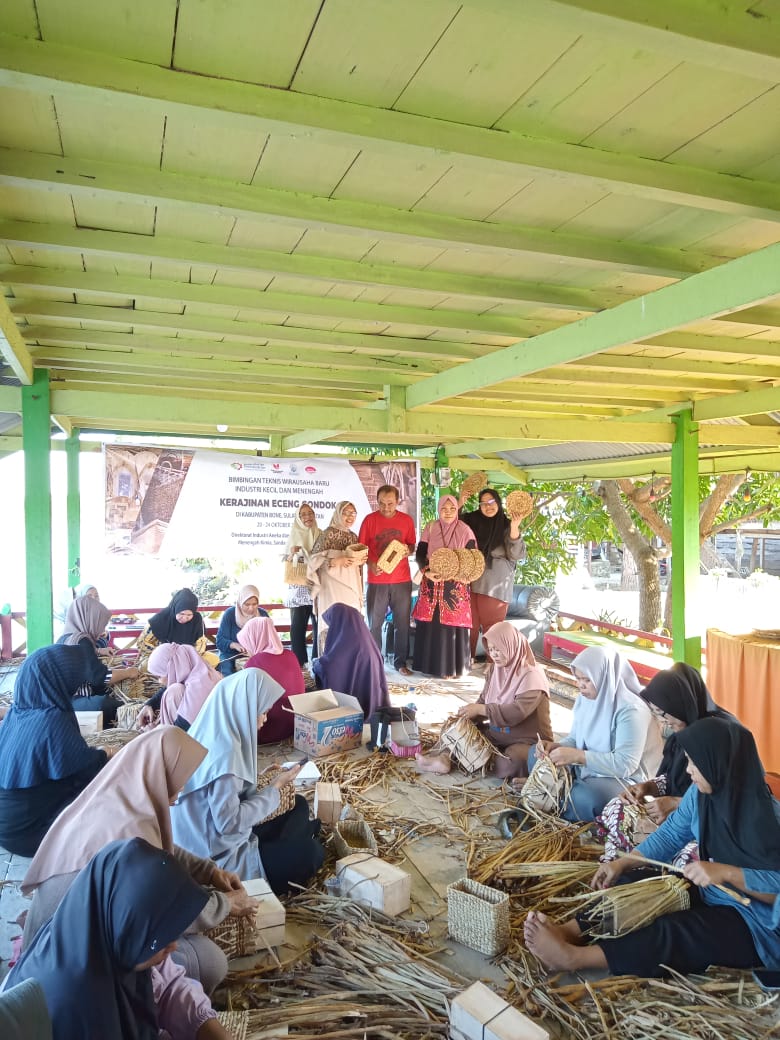 Usaha kriya yang dikembangkan Elsa Padidi bersama masyarakat di sekitar tempat tinggalnya di Jalan Poros Telkomas Lr. 1 RT.005/RW.004 Kecamatan Biringkanaya Makassar, Sulawesi Selatan.