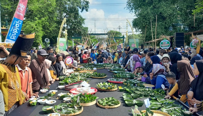 Warga antusias mencicipi 15 ribu takir jenang gratis di Festival Jenang Solo, Sabtu (17/2).