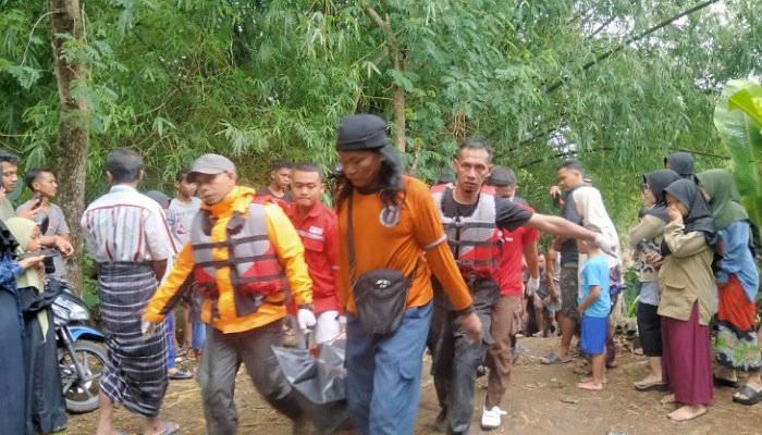Personel gabungan mengevakuasi jenazah yang tenggelam di Sungai Bengawan Solo, Dusun Kaloran RT 07, Desa Cemeng, Kecamatan Sambungmacan.