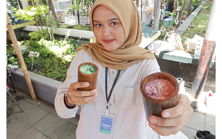 UNIK DAN MENARIK: Rafif memperlihatkan lilin aroma terapi dengan wadah cantik dari bambu.