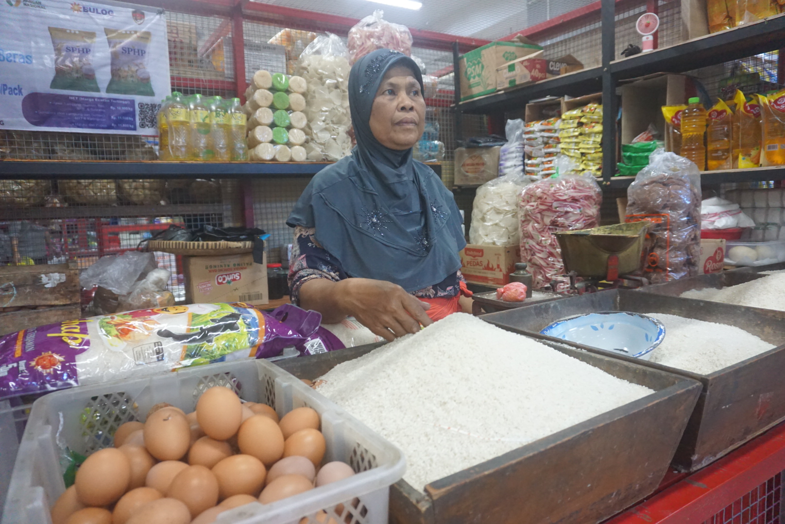 Pedagang beras di Pasar Gedhe Klaten, Kecamatan Klaten Tengah menunggu pembeli.