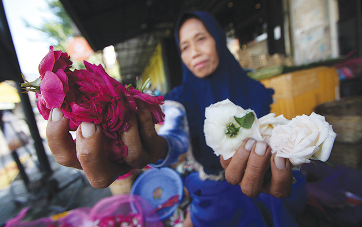 LARIS MANIS: Bunga tabur yang dijual pedagang di Pasar Kembang Solo, Senin (19/2/2024). Jelang tradisi sadranan menyambut hadirnya bulan suci Ramadan 1445 Hijriah.