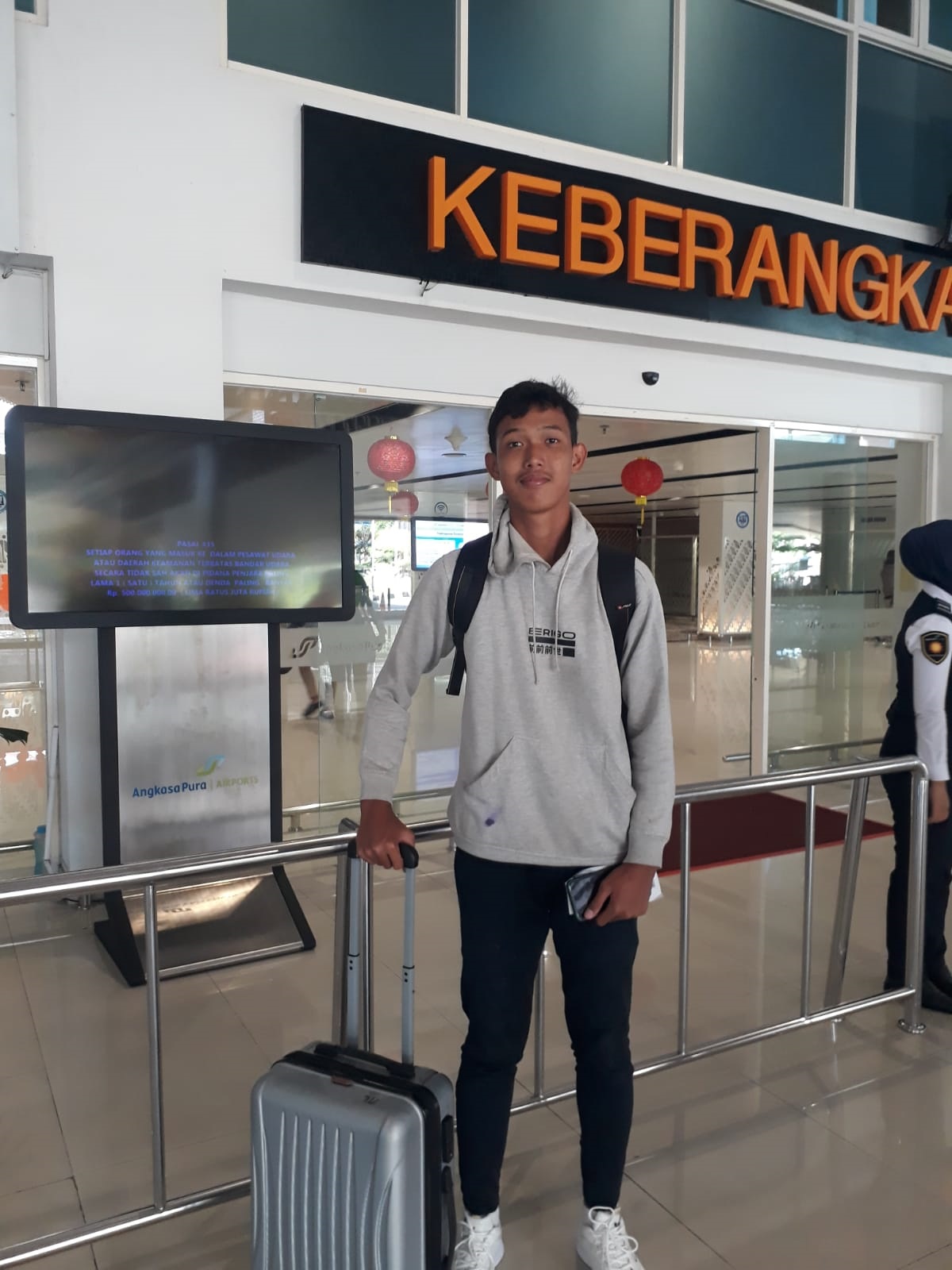 OPTIMISTIS: Pemain PFA Sukoharjo Anton Nurahyar hendak berangkat menuju TC Timnas Indonesia U-16.