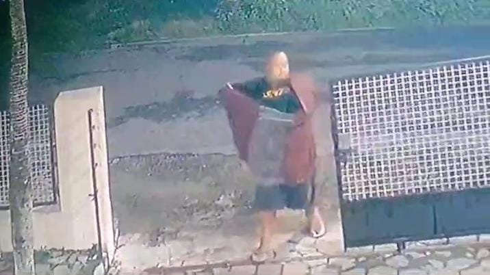 Pelaku pencurian sepeda ontel jamaah sholat Subuh di Desa Ngringo, Kecamatan Jaten terekam kamera CCTV, Senin (19/2/2024) pagi.