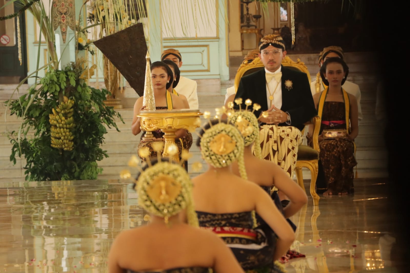 KGPPA Mangkunegoro X duduk di Pendapa Ageng Pura Mangkunegaran dalam upacara adat peringatan kenaikan takhta, Senin (19/2/2024.