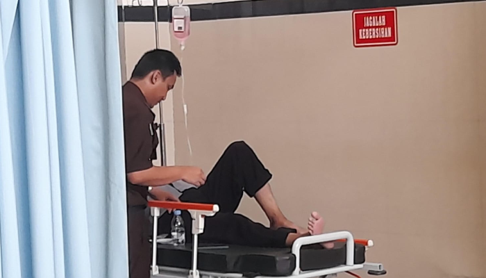 Mantan Kades&nbsp;Gedongan, Kecamatan Colomadu, Karanganyar Tri Wiyono terbaring di IGD RSUD Karanganyar, Senin (19/2).