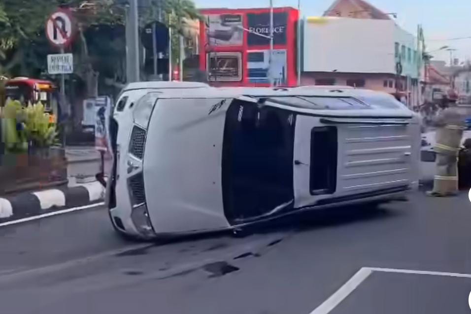 Mobil Pajero Sport terguling di ruas jalan Yos Sudarso, atau simpang empat Nonongan Senin (19/2/2024) pagi.