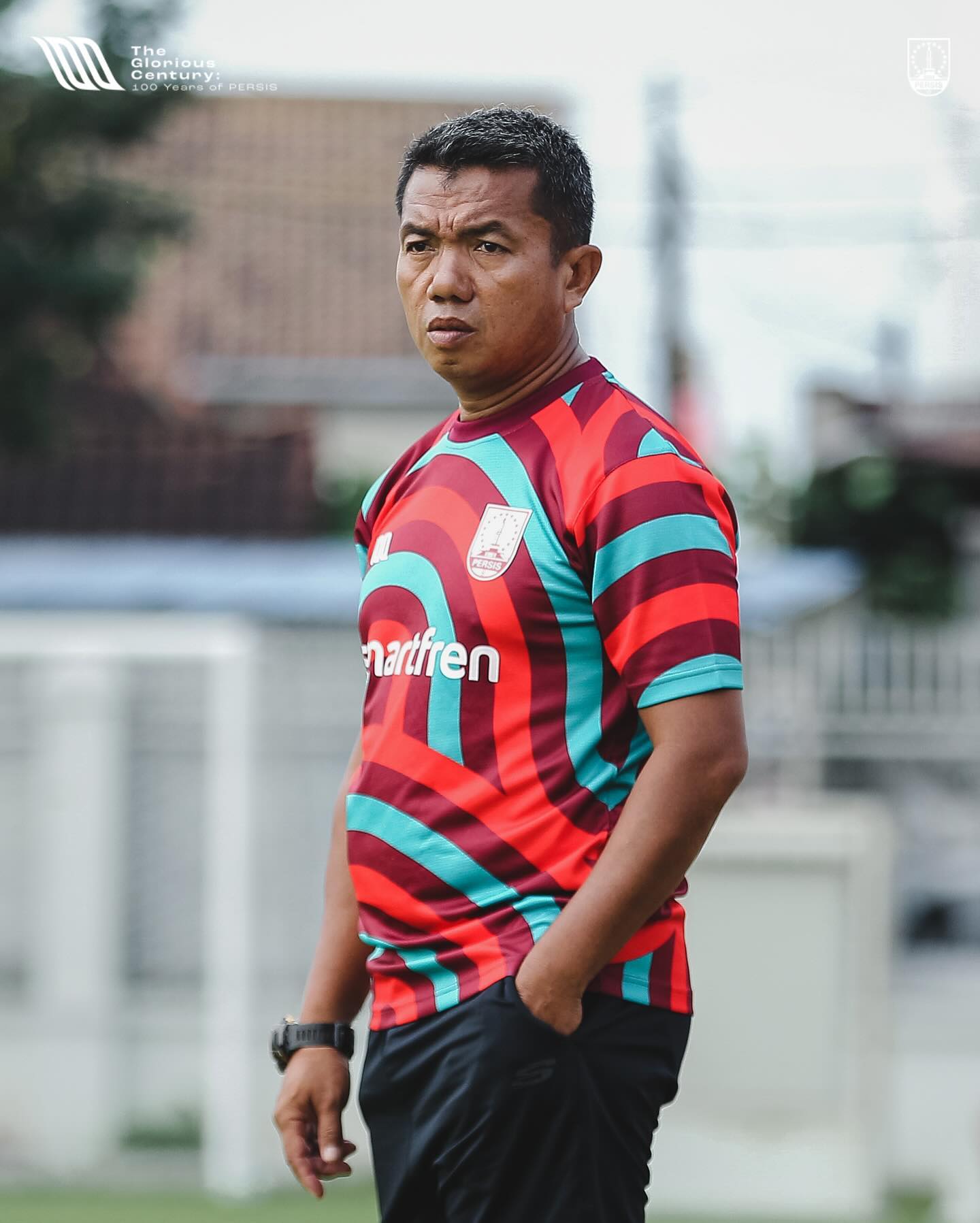 COMEBACK: Coach Rasiman saat memantau latihan tim Persis Solo U-18, Selasa (20/2/2024).