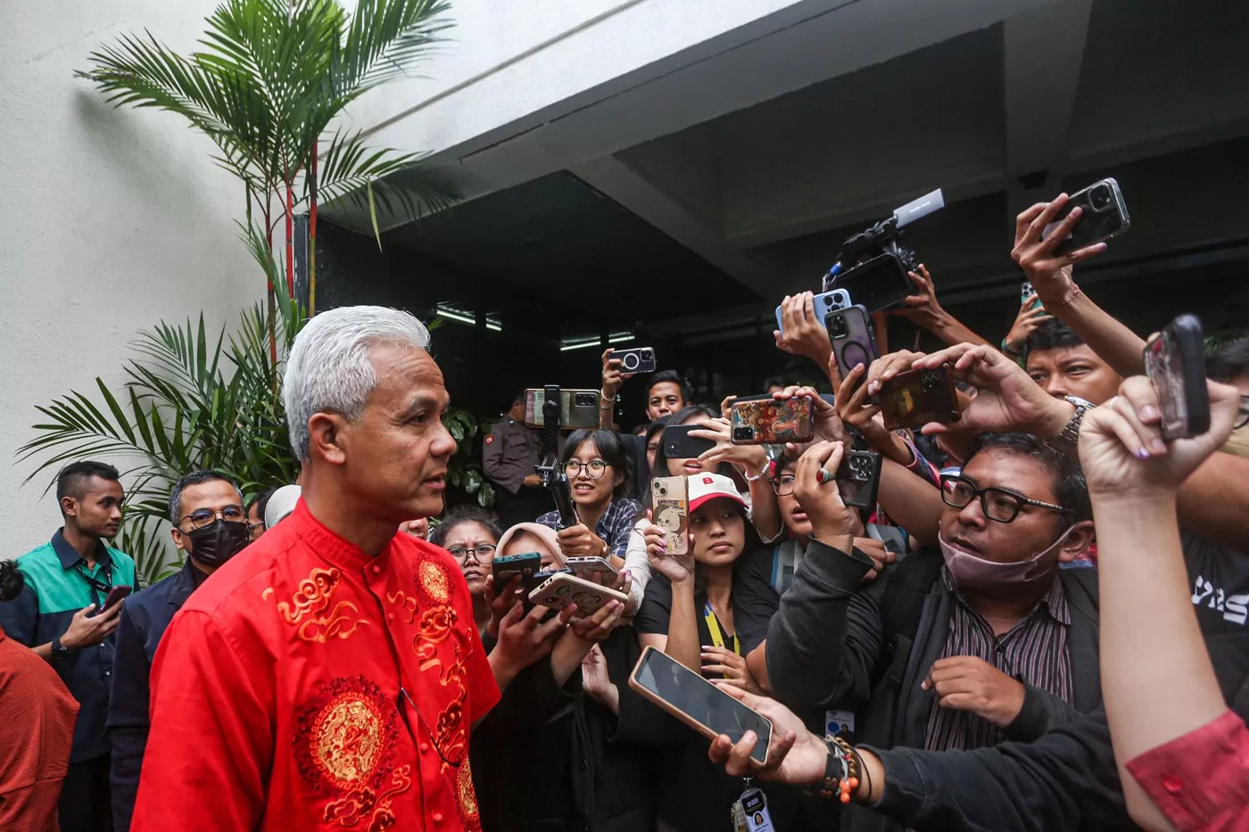 Calon Presiden Nomor Urut 3&nbsp;Ganjar Pranowo usai pertemuan tertutup di Gedung High End, Jakarta, Kamis (15/2/2024).