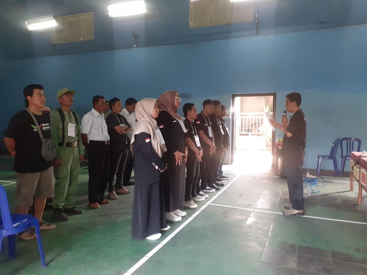 Ketua KPPS di Desa Singodutan, Kecamatan Selogiri memimpin sumpah janji anggota KPPS dan Gastib belum lama ini.