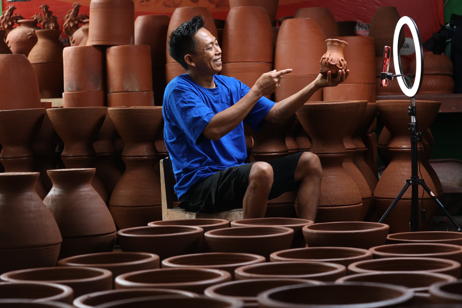 Pelaku UMKM menawarkan produknya di marketplace. BRI sudah bersiap menghadapi segera berakhirnya restrukturisasi kredit Covid-19.