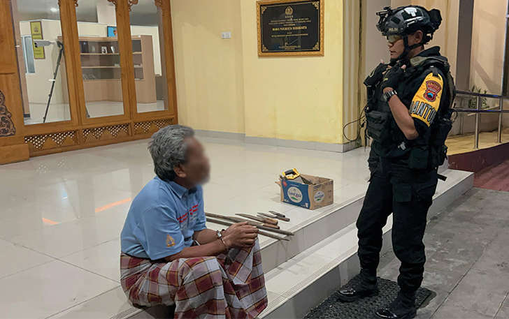 Tim Sparta Polresta Solo amankan lamsia yangngamuk di kos dan membawa sajam, kemarin.
