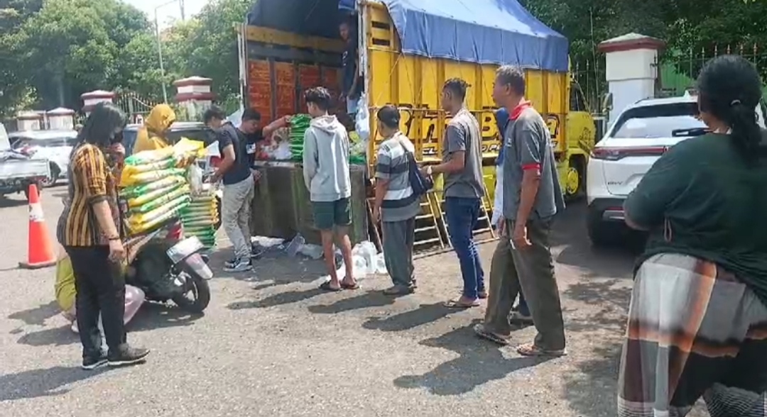 Warga membeli sembako saat pasar murah di halaman kantor Pemkab Sragen, Selasa (20/2/2024).