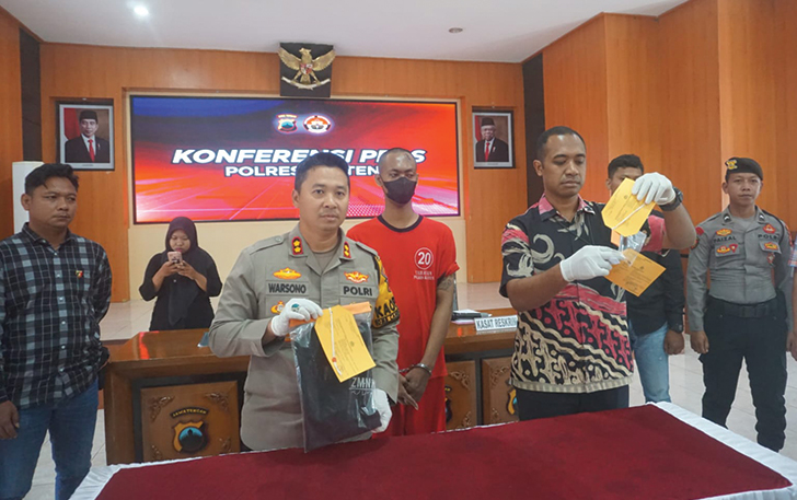 Kapolres Klaten AKBP Warsono dan Kasat Reskrim Polres Klaten Yulianus Dica Arisena Adi saat memperlihatkan tersangka dalam rilis di Mapolres Klaten, Selasa (20/2/2024).