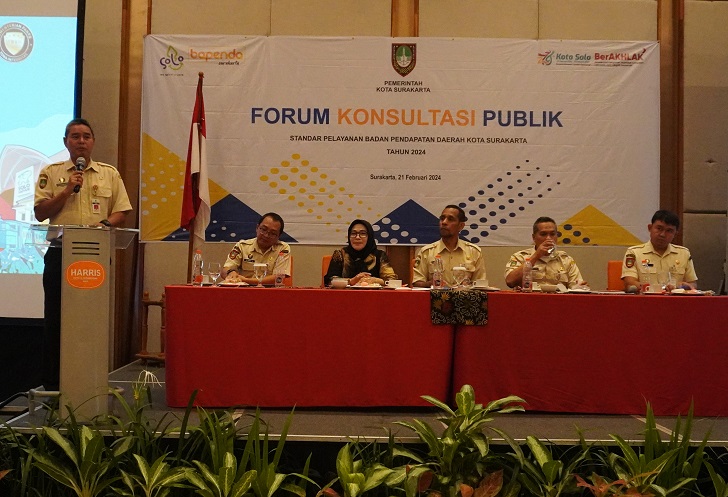Kepala Bapenda Kota Surakarta Tulus Widajat beri sambutan pada Forum Konsultasi Publik bersama sejumlah stakeholder, mitra kerja, dan akademisi di Harris Hotel, Rabu (21/2/2024).