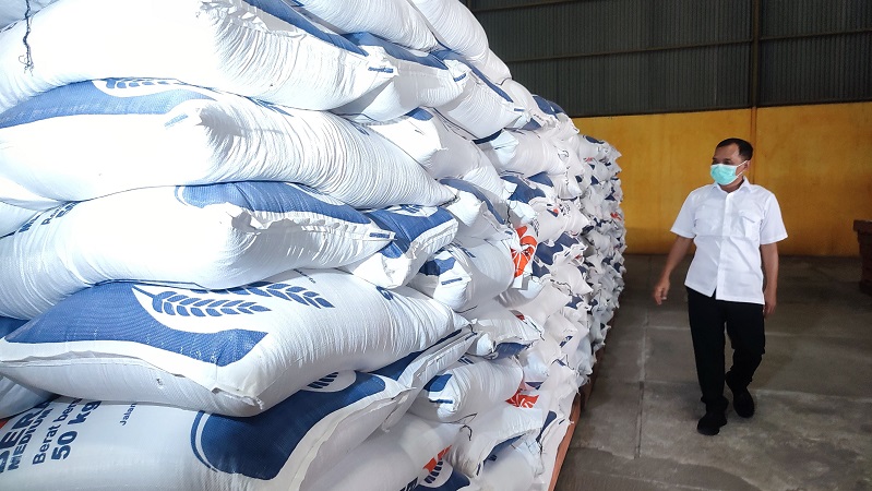 Pemkab Sragen memastikan stok beras di  Bulog sebelum putuskan gelar operasi pasar.