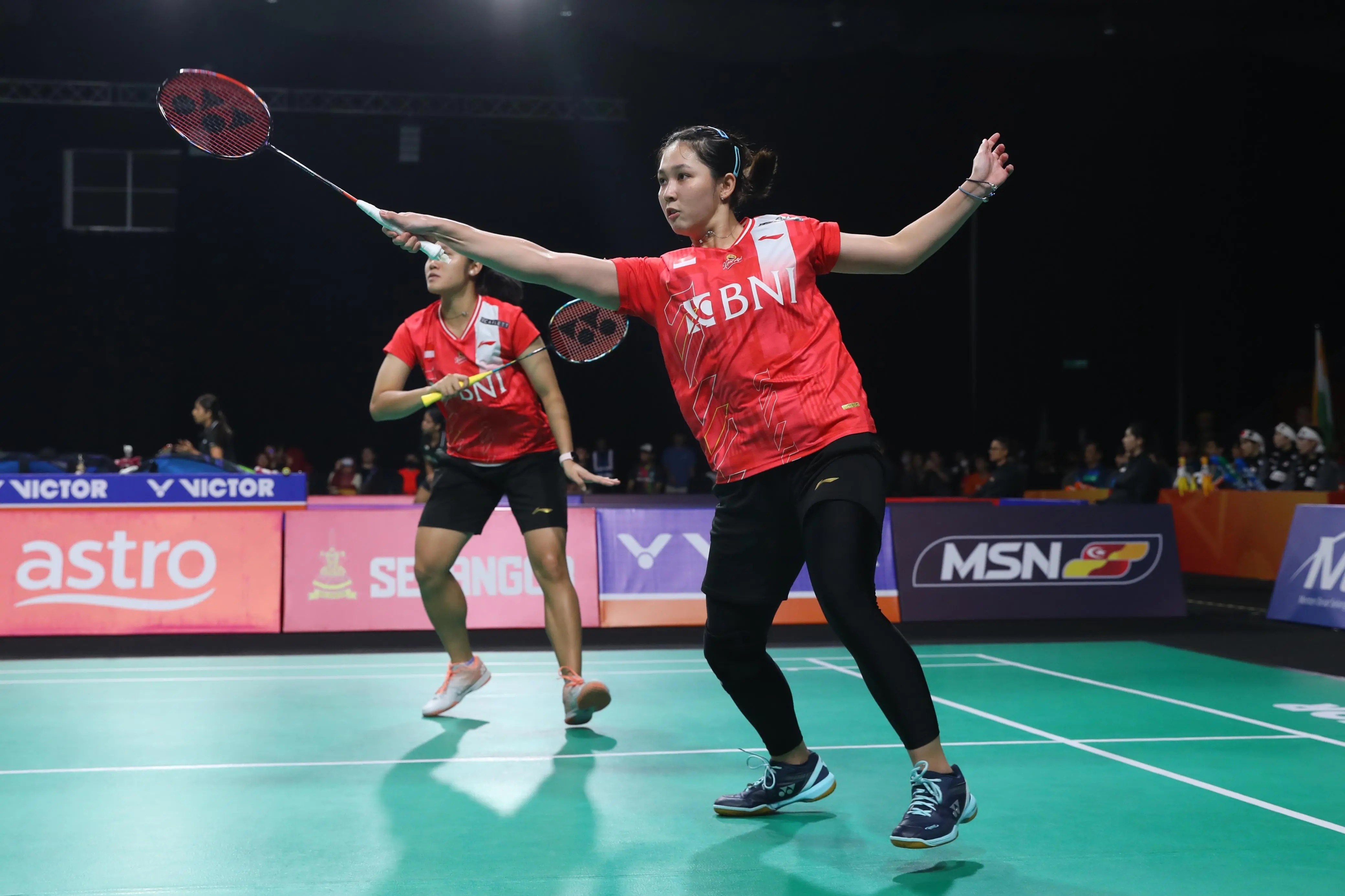 Ribka Sugiarto (depan) berpasangan dengan Lanny Tria Mayasari di ajang Kejuaraan Bulu Tangkis Beregu Asia (BATC) 2024 di Malaysia (17/2). (DOK. PBSI)